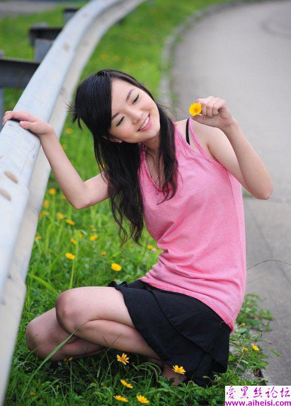 可爱的现代大学校园女生俏照