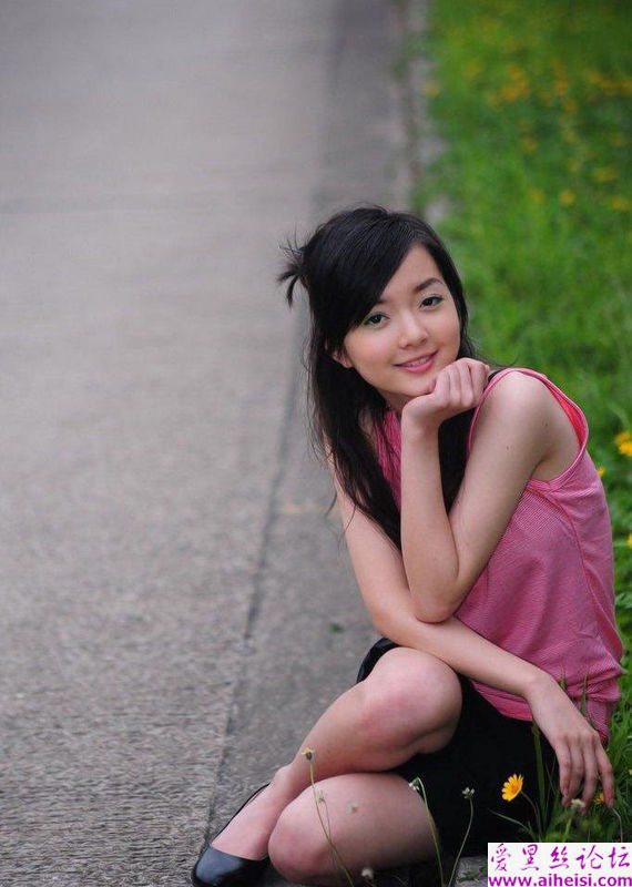 可爱的现代大学校园女生俏照