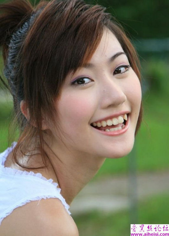 可爱的虎牙女生拍摄图片