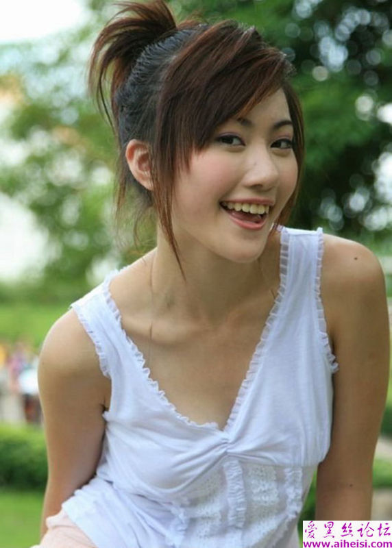 可爱的虎牙女生拍摄图片