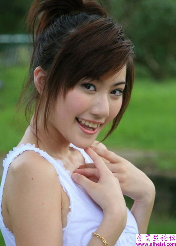 可爱的虎牙女生拍摄图片