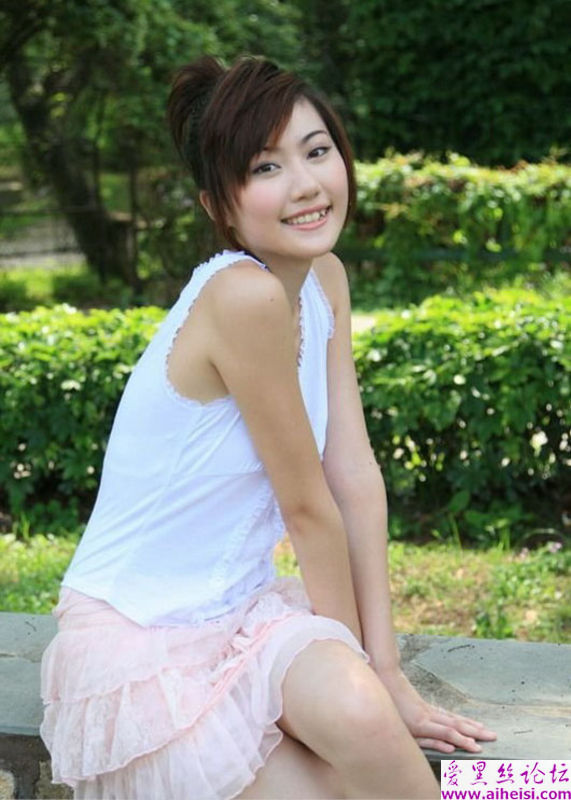 可爱的虎牙女生拍摄图片