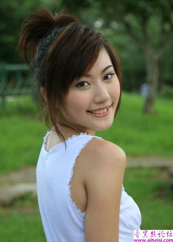 可爱的虎牙女生拍摄图片