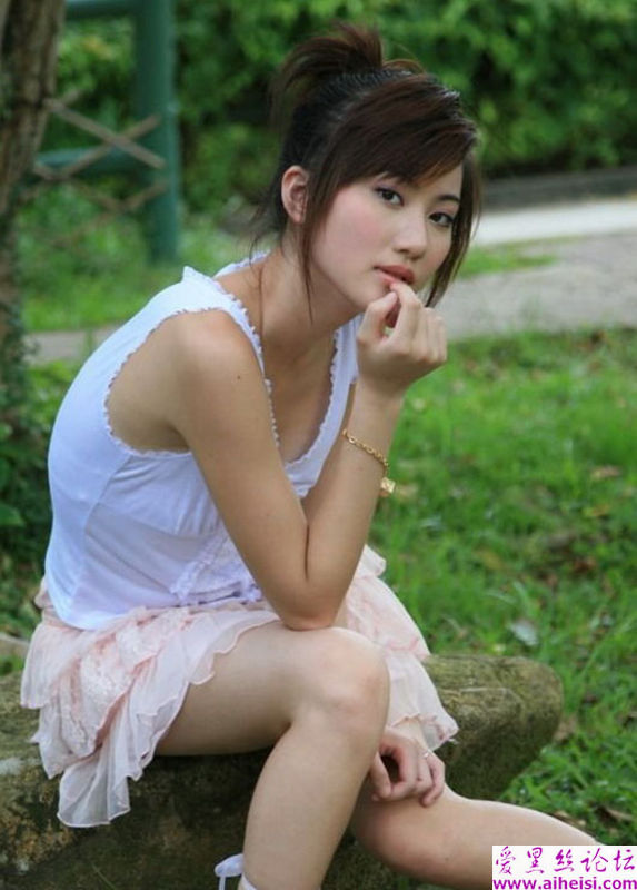 可爱的虎牙女生拍摄图片
