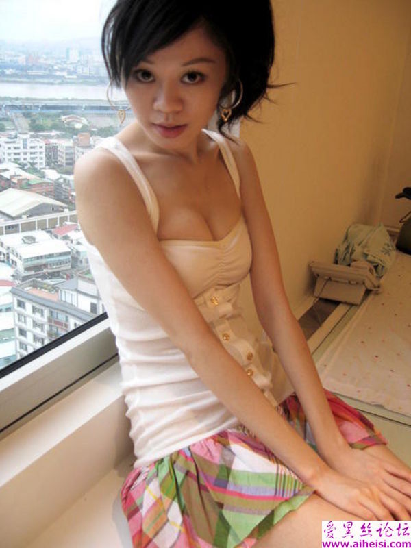 台湾20岁的女网友自拍
