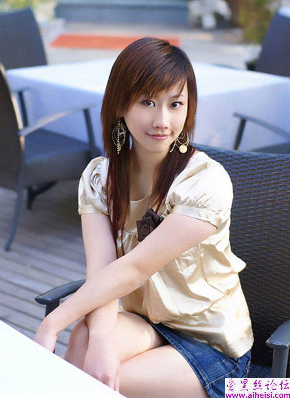 咖啡馆里拍到的气质女孩子