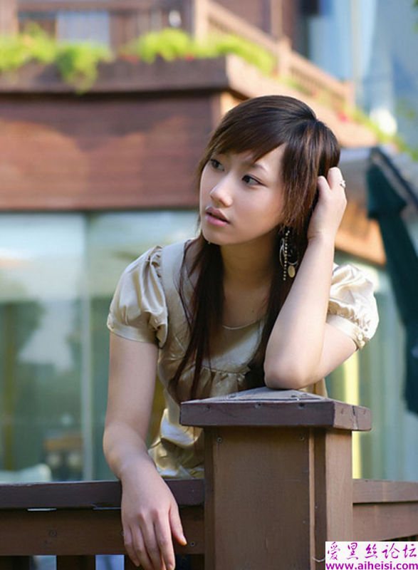 咖啡馆里拍到的气质女孩子