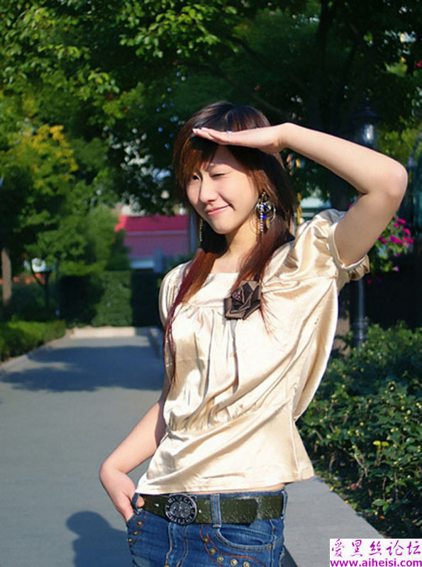 咖啡馆里拍到的气质女孩子