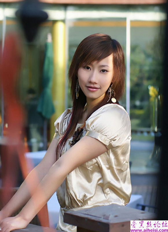 咖啡馆里拍到的气质女孩子