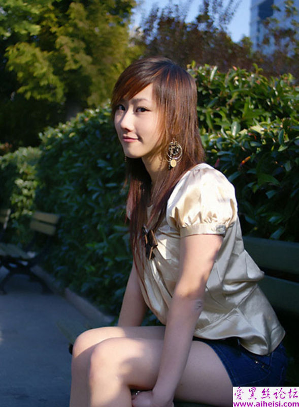 咖啡馆里拍到的气质女孩子