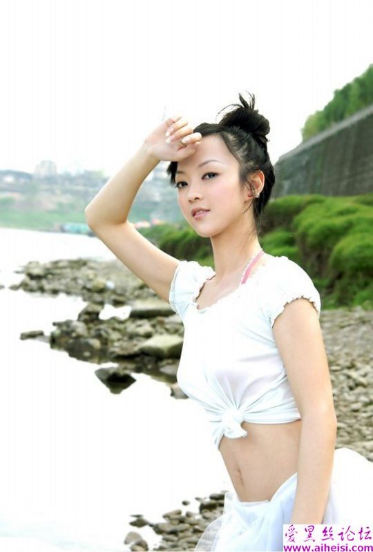 喜欢洋娃娃的清纯小少女照片