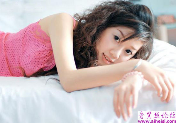 喜欢百合花的居家女孩子生活照片