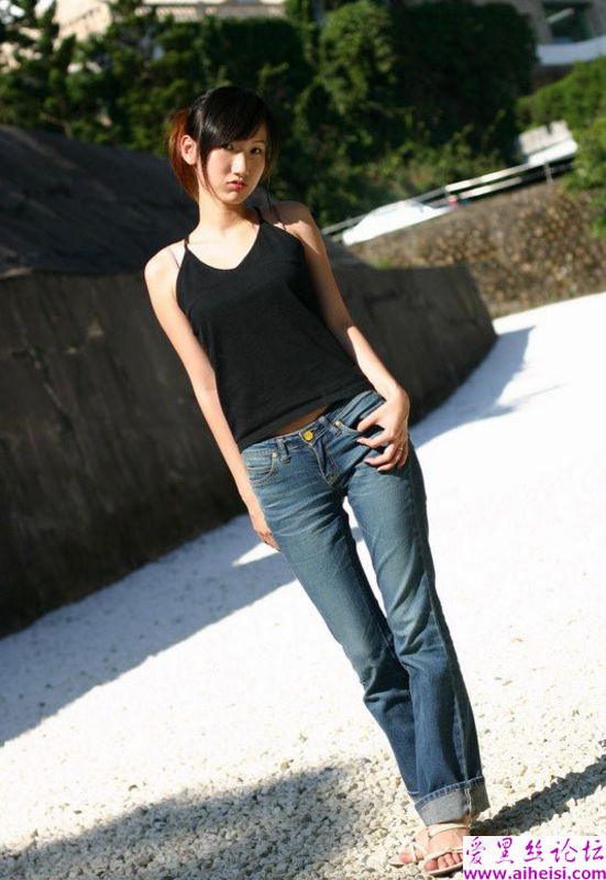 喜欢自拍的美腿18岁美女