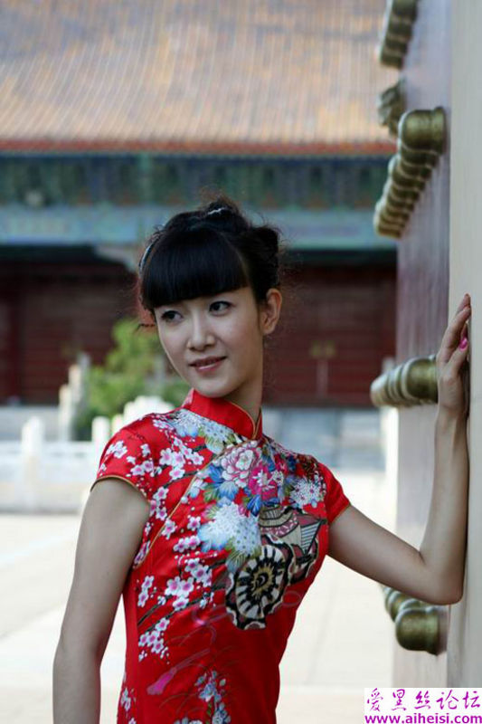 在北京故宫游玩的旗袍美女展示照片