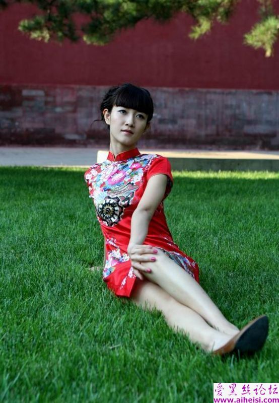 在北京故宫游玩的旗袍美女展示照片