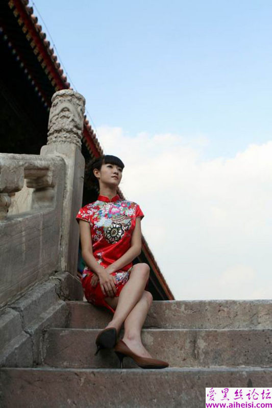 在北京故宫游玩的旗袍美女展示照片