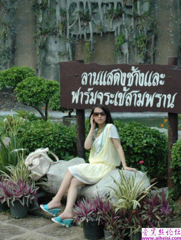 外出旅游自拍的鸭嘴帽女孩子