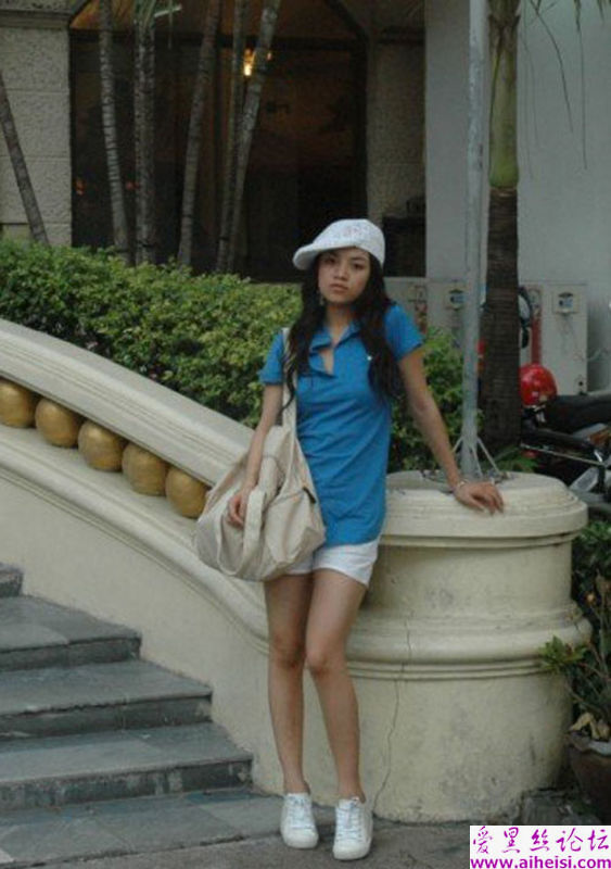 外出旅游自拍的鸭嘴帽女孩子