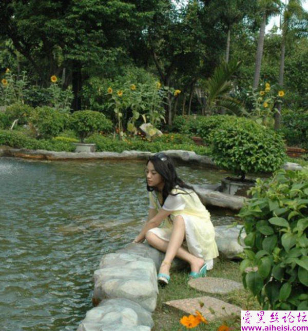 外出旅游自拍的鸭嘴帽女孩子