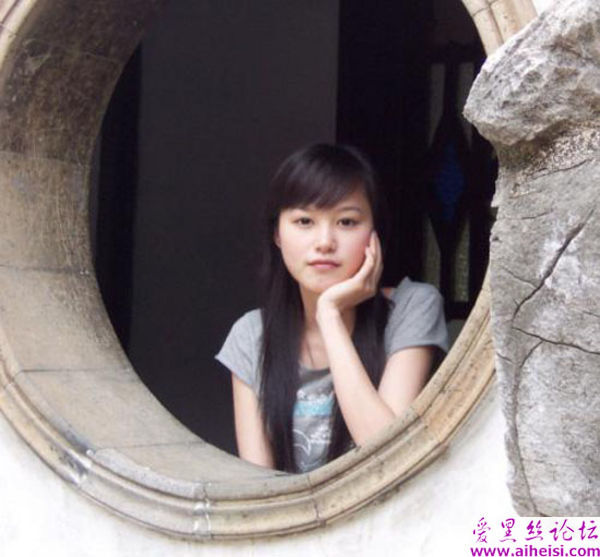 外出游玩的一位胖呼呼的美女数码照