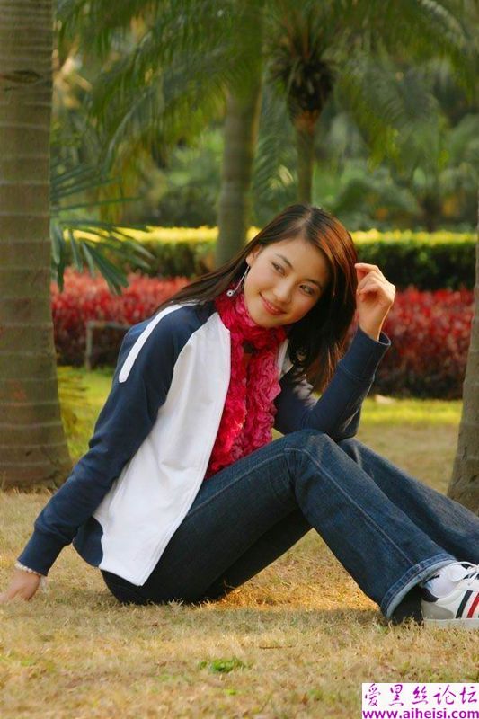 大学校园里的时尚女生图片