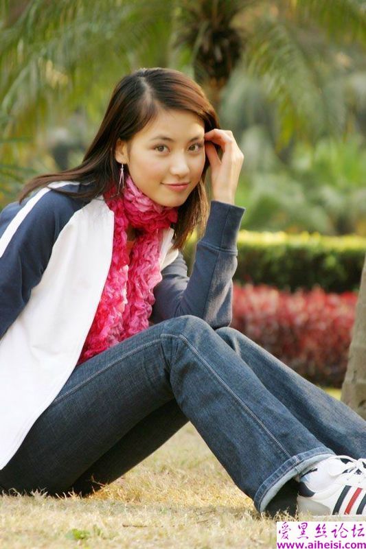 大学校园里的时尚女生图片