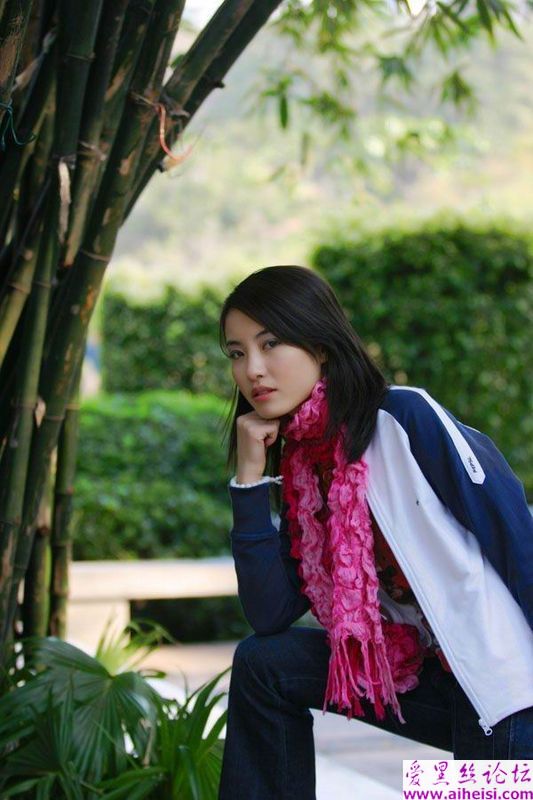 大学校园里的时尚女生图片