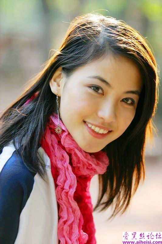 大学校园里的时尚女生图片