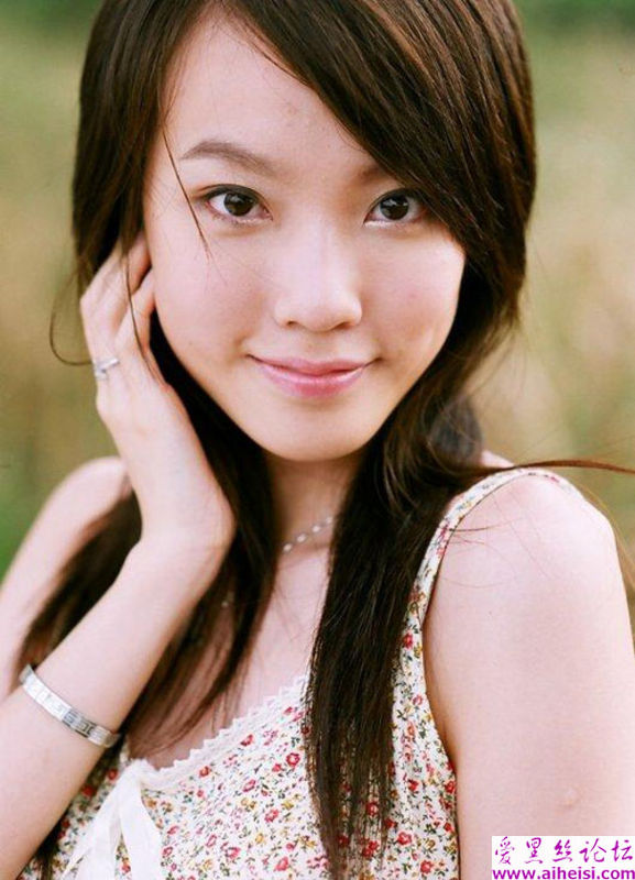 大方可爱的短裙女生美女照片