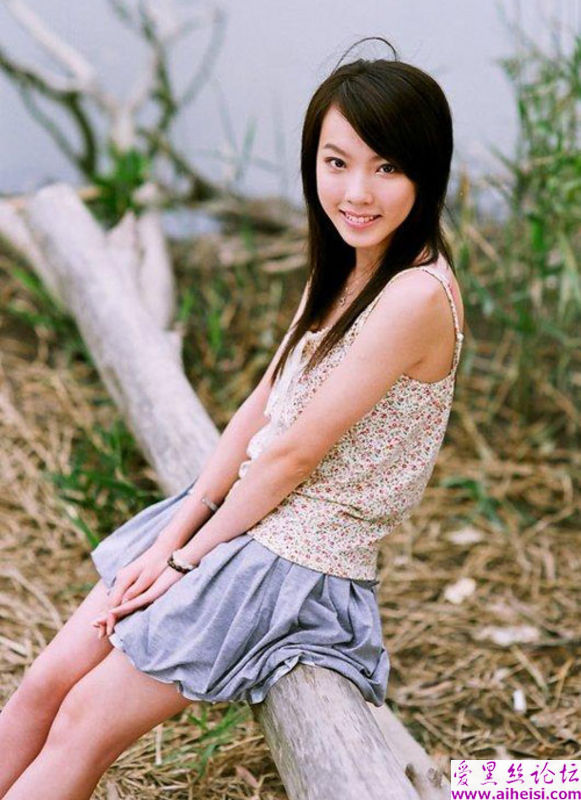 大方可爱的短裙女生美女照片