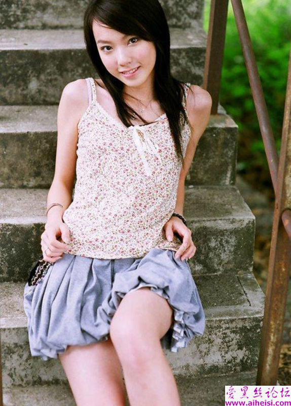大方可爱的短裙女生美女照片