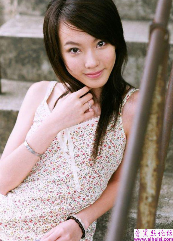 大方可爱的短裙女生美女照片