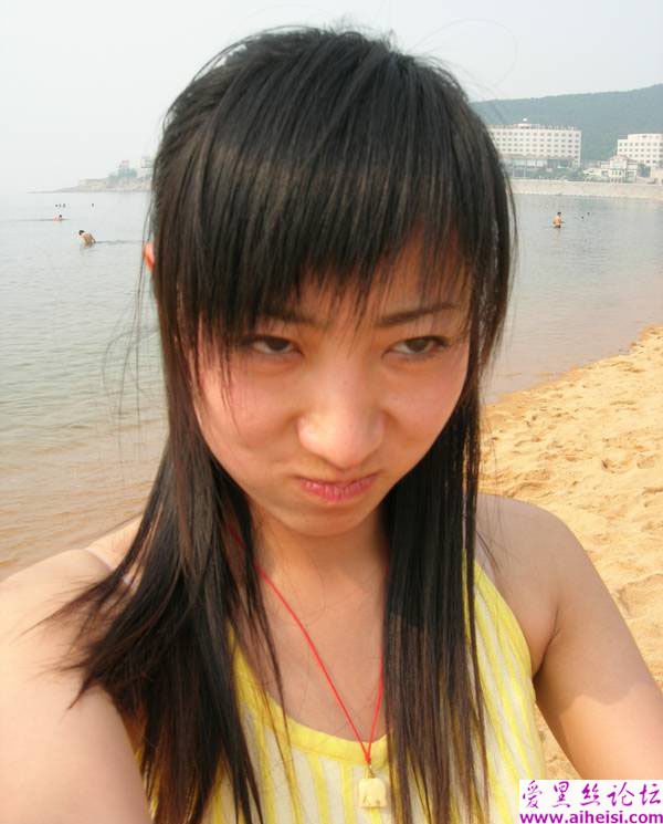 大方女孩外出游玩时的搞怪照片展示