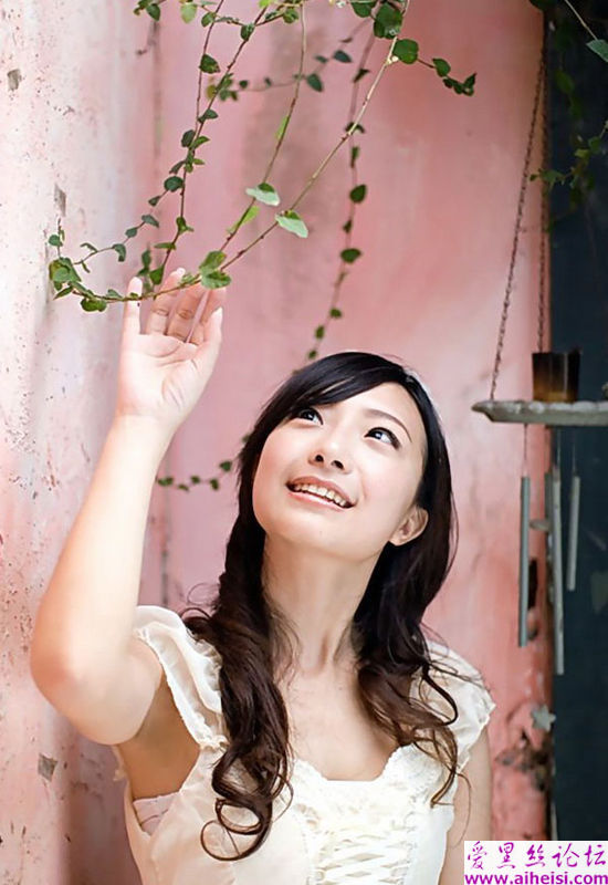 大方自信的戴花姑娘自拍开心时的画面