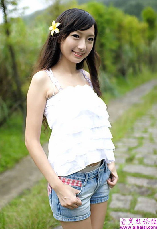 大方自信的戴花姑娘自拍开心时的画面