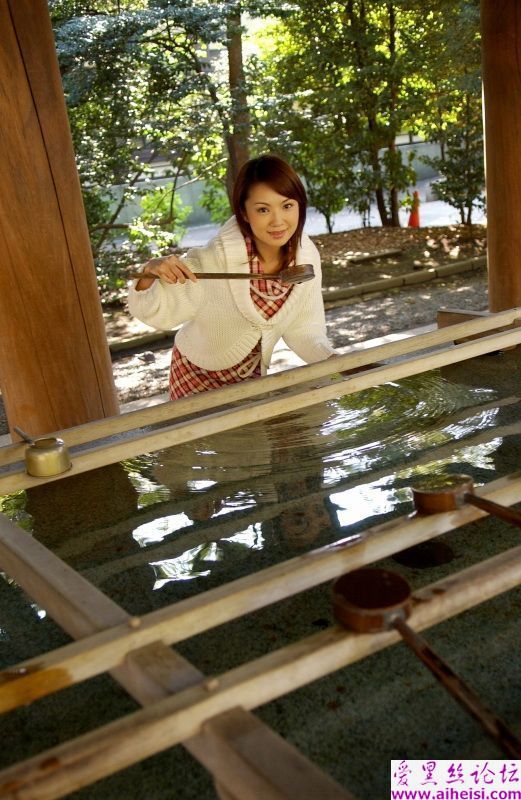 小少妇公园迷人自拍