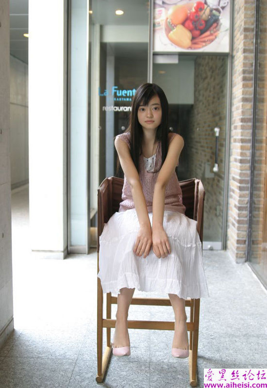 庭院里的可爱女生图