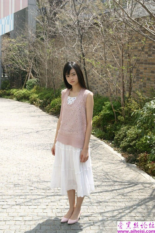 庭院里的可爱女生图