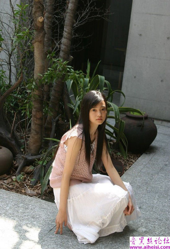 庭院里的可爱女生图