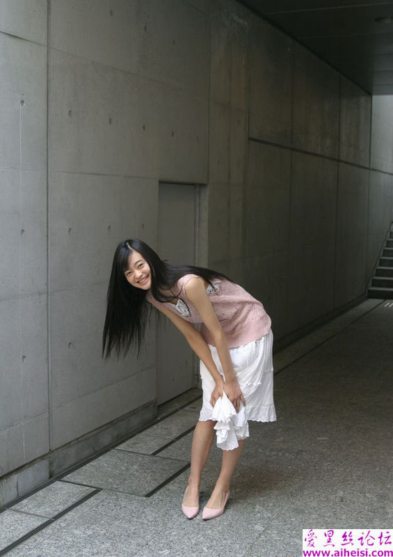庭院里的可爱女生图