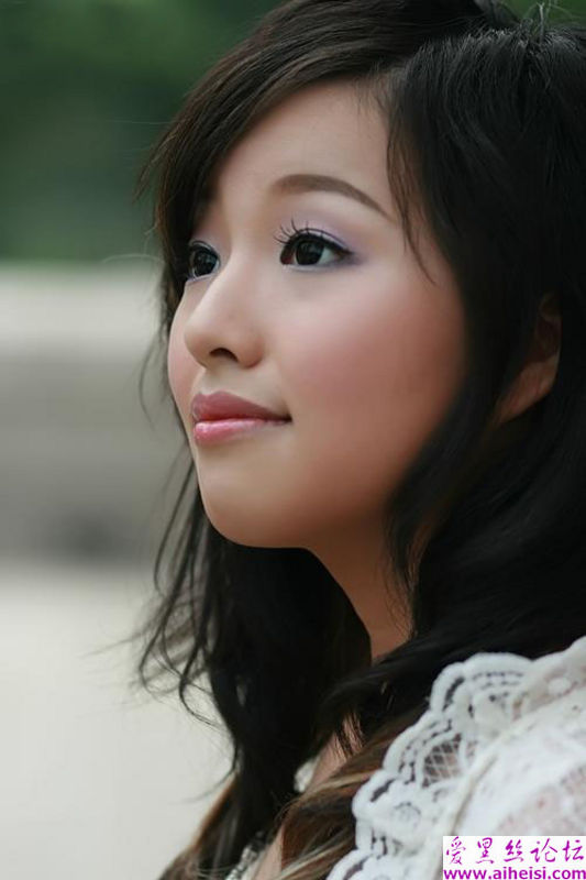很会画妆的一位可乐女生