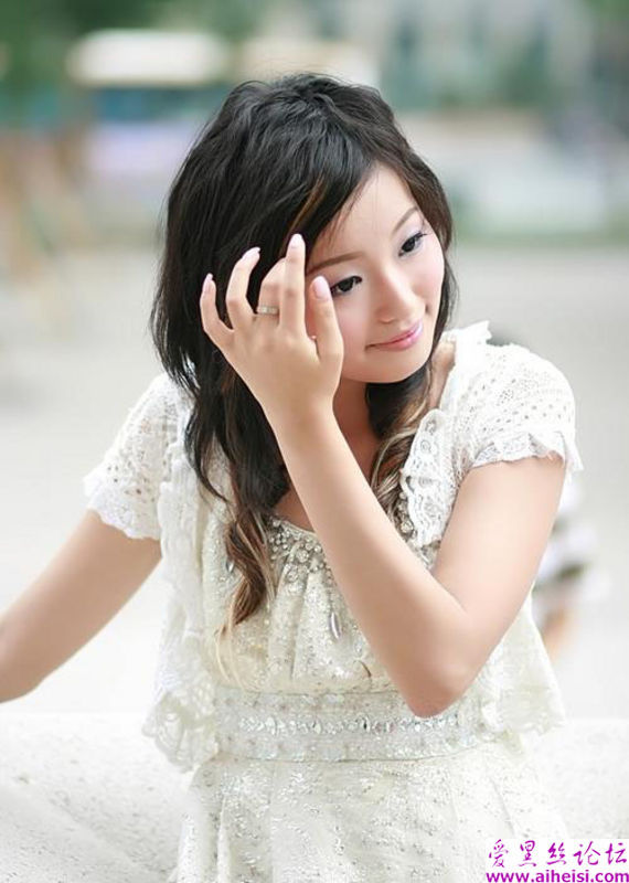 很会画妆的一位可乐女生