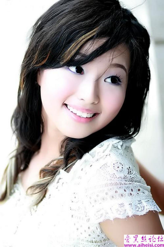 很会画妆的一位可乐女生