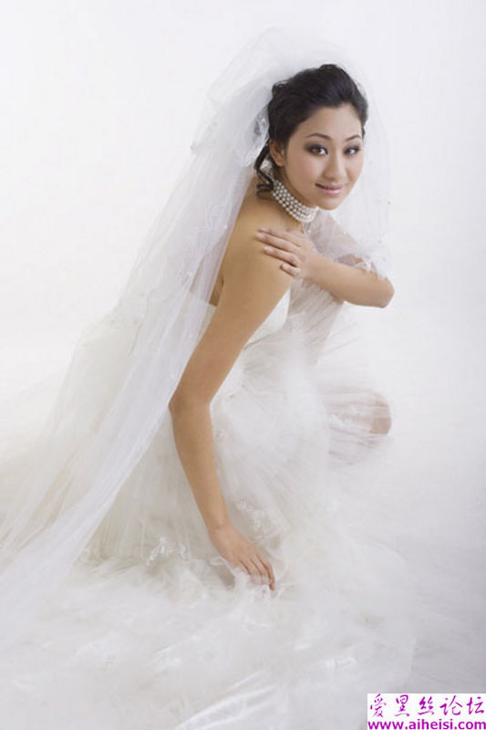 拍下试穿婚纱的美丽女人