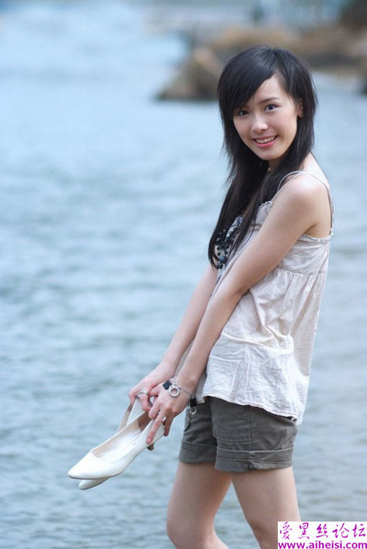 拍摄海边玩耍的可爱女生