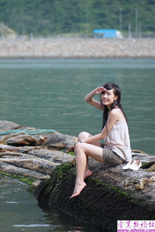 拍摄海边玩耍的可爱女生
