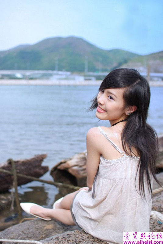 拍摄海边玩耍的可爱女生
