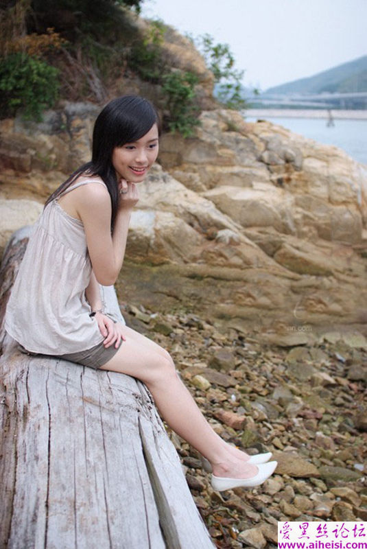 拍摄海边玩耍的可爱女生