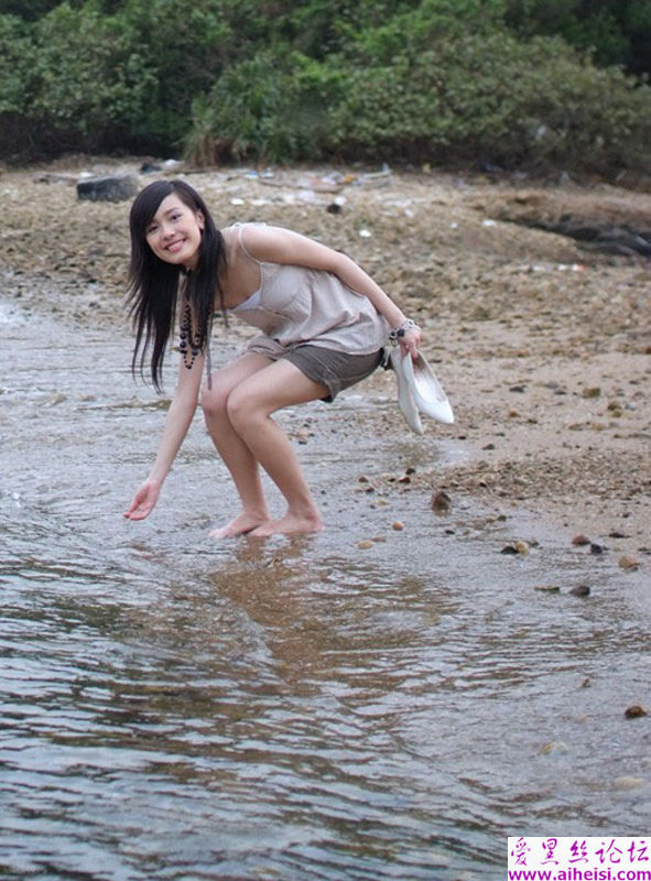 拍摄海边玩耍的可爱女生