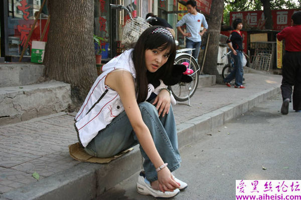 新疆可爱女孩的街拍照片